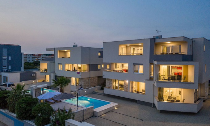 Zrce House | Apartments & Rooms Danivan Pool Villas B