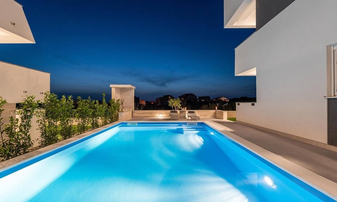 Zrce House | Apartments & Rooms Pool Villas Maris