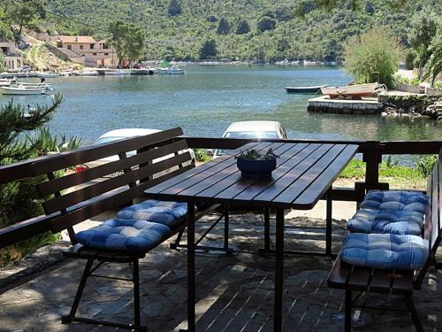 Okuklje Apartment | Apartments Vera - Comfort One-Bedroom Apartment with Terrace and Sea View Irena