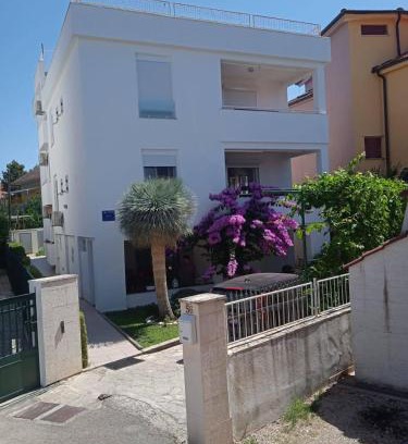 Pirovac Apartment | Apartments with parking space Pirovac, Sibenik - 15320
