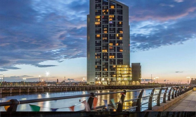 The Docks Apartment | Apartmentsleeps5-city-tv-wifi-seaview