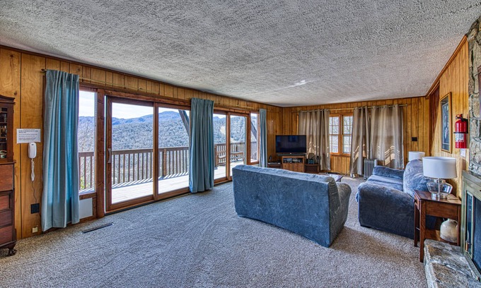 Seven Devils Ski Chalet | Appalachian Arcade! VIEW! 4500 FT high! Huge 3BR house! Fiber Wifi, WD, A/C!