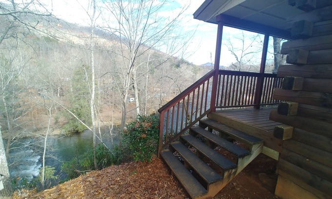 Cherokee Cabin | Appaloosa Two is Minutes away from Harrah's Casino and Downtown Cherokee.