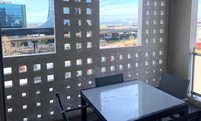 Euromed - La Joliette Apartment | Apparemment Lumineux