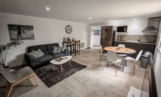 Bellegarde Apartment | Appart Cosy Avec Jardin, Jacuzzi Privé, Piscine Lété, au Calme