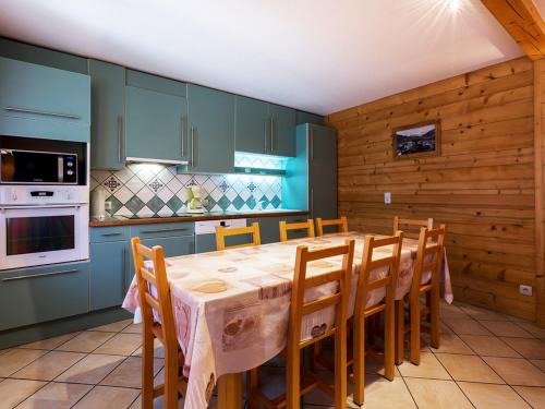 La Clusaz Apartment | Appartement 3 chambres au centre de La Clusaz, à 100m des pistes, proche cours de ski. WIFI inclus - FR-1-437-4