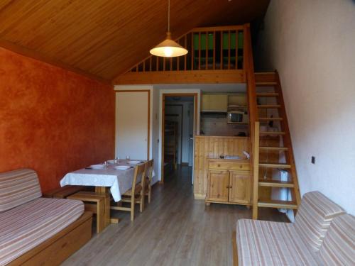 Meribel Centre Apartment | Appartement au cœur de Méribel, 4 pers., balcon sud, proche pistes et commerces - FR-1-411-693