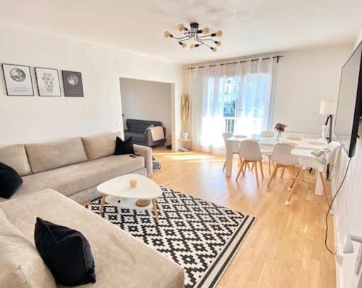 Magny-les-Hameaux Apartment | Appartement avec deux balcons