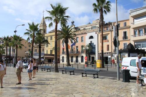 Sanary-sur-Mer Apartment | Appartement Avec Patio Et Garage Centre Ville Et Plage