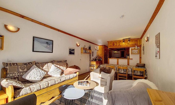 Val-d'Isere Apartment | Appartement centre Val d'Isère, balcon, 2 pièces cabine, proche pistes, WiFi, non-fumeur - FR-1-518-84