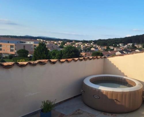 Montelimar Apartment | Appartement chaleureux avec jacuzzi-Terrasses rooftop-Rafraîchisseur-Parking-wifi