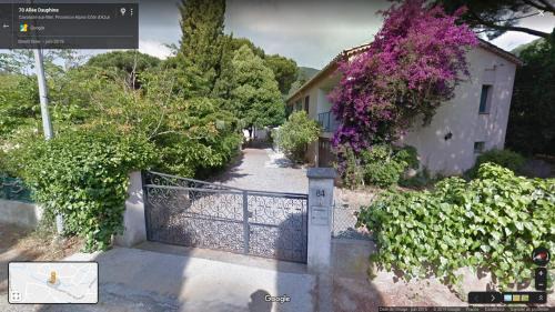 Cavalaire-sur-Mer Apartment | Appartement classé 3 étoiles au 1er étage d'une maison avec jardin dans un quartier calme