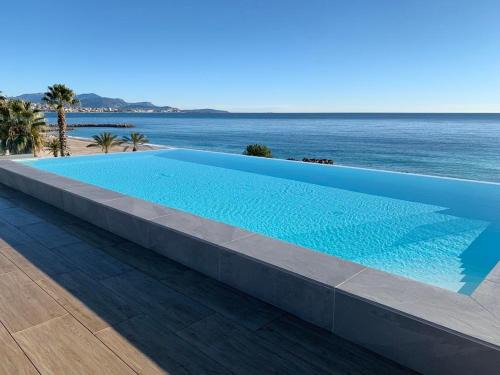 Villeneuve Loubet Beach Apartment | Appartement climatisé les pieds dans l'eau pour 6 personnes avec 1 suite parentale, 1 chambre double et 1 mini chambre Piscine sur le toit clim garage