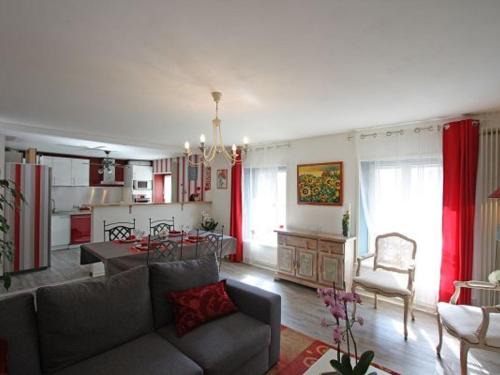 Remiremont Apartment | Appartement Confortable à Remiremont, Proche Centre et Commerces, Garage et Wifi Inclus - FR-1-589-132