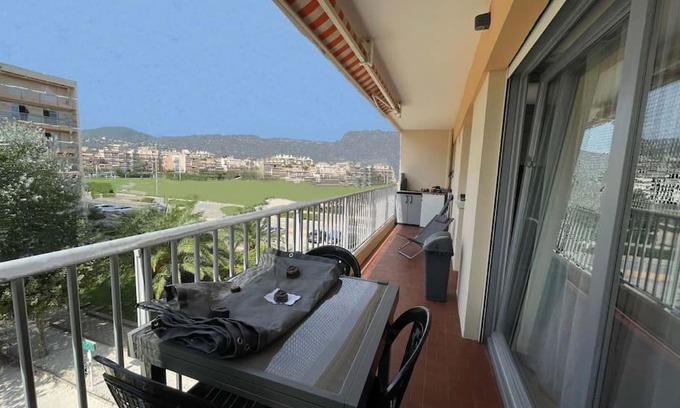 Le Lavandou Apartment | appartement cosy à 100m de la plage, CLIM, WIFI, piscine