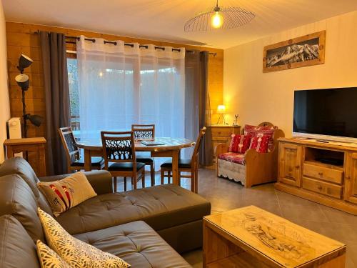 Samoens Apartment | Appartement cosy avec terrasse et parking privé, centre village à 2 pas et arrêt ski-bus proche - FR-1-624-114