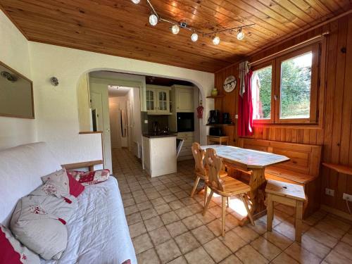 Morillon Apartment | Appartement cosy pour 4 pers avec terrasse, proche commerces et télécabine à Morillon - FR-1-642-43