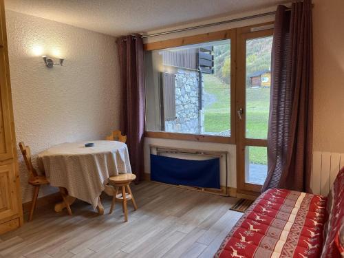 Meribel-Mottaret Apartment | Appartement cosy près des pistes avec kitchenette équipée - FR-1-355-246