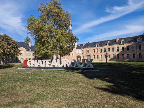 Chateauroux Apartment | Appartement de Charme au Parc Balsan - Châteauroux, Près Centre Aquatique et Loisir - FR-1-591-556