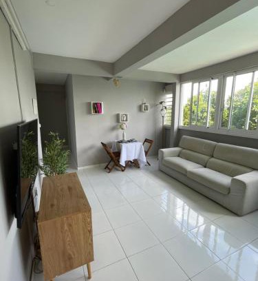 Schoelcher Apartment | Appartement Lalau avec vue sur la mer et piscine