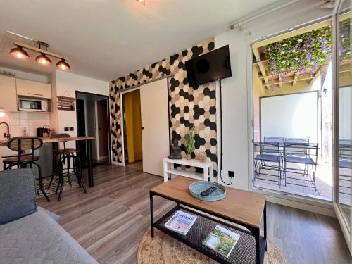 Equemauville Apartment | Appartement Le Freya avec terrasse à 5 min Honfleur - Piscine - Parking - Wifi