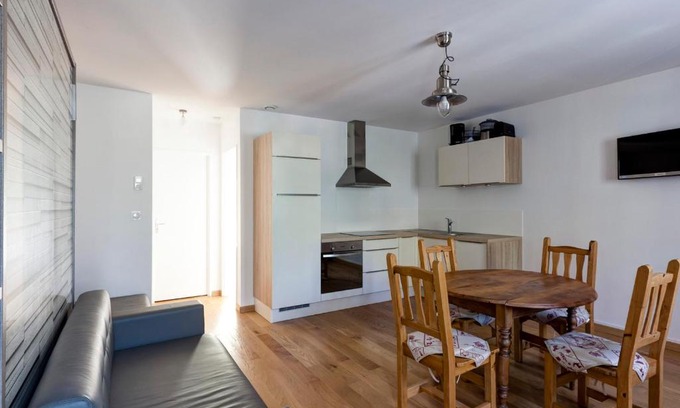 Brides-les-Bains Apartment | Appartement neuf 2* au centre de Brides avec terrasse, proche télécabines et commerces - FR-1-512-41