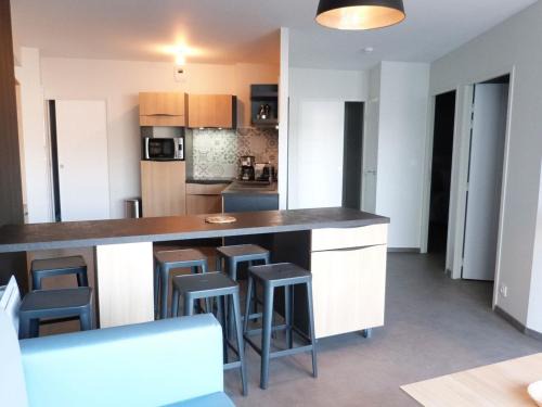 La Tranche-sur-Mer Apartment | Appartement PMR 2 Chambres, Face Plage, Piscine, Balcon, Pour 6 Personnes, Animaux Admis - FR-1-194-222