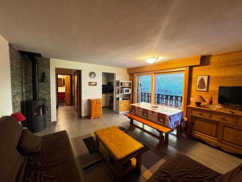 Les Carroz-d'Araches Apartment | Appartement rénové 2 pièces, 6 pers, pieds des pistes, balcon est, proche commerces - FR-1-572-9