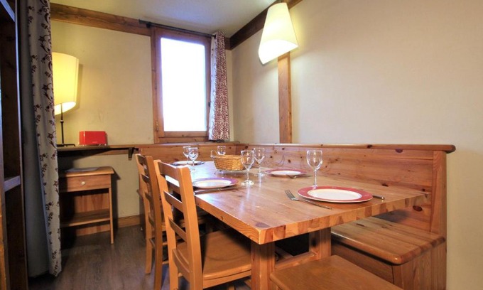 Montchavin Apartment | Appartement rénové proche centre, 2 chambres, 6 pers, balcon, casiers à skis - FR-1-181-2458
