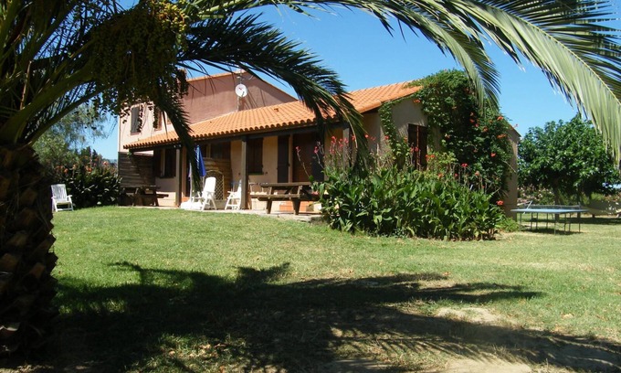 Elne Apartment | Appartement soleil catalan 2km mer rdc 4pers 50m2 wifi 2ch large garden parking