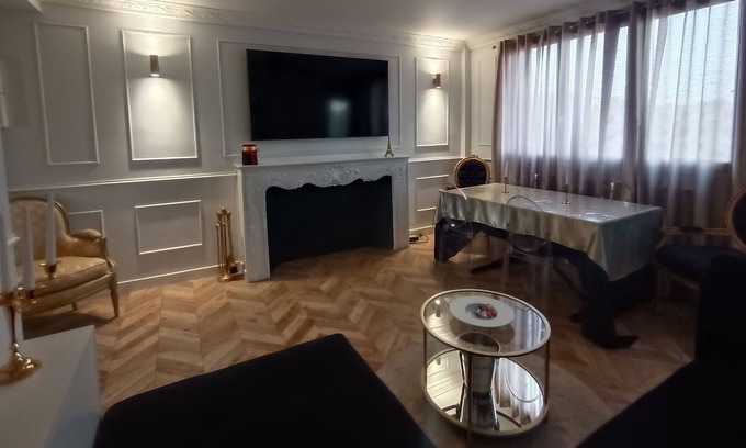 Livry-Gargan Apartment | Appartement Suite Charmant et Spacieux Décor Haussmannien