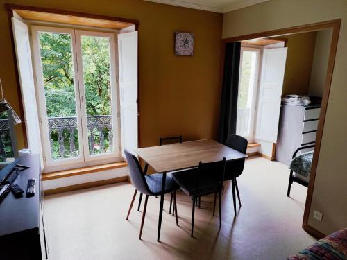 Bagneres-de-Luchon Apartment | appartement T1 hyper centre 350 m des thermes 200 m des télécabines deuxième étage avec ascenseur