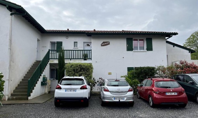 Cambo-les-Bains Apartment | Appartement T2 confortable à Cambo-les-Bains avec terrasse et parking proche centre et thermes - FR-1-495-58