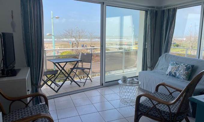 Saint-Jean-de-Monts Apartment | Appartement T2 vue mer les pieds dans l'eau avec parking privé
