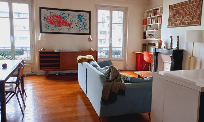 Quartier du Pont-de-Flandre Apartment | Appartement Typiquement Parisien Avec Charme