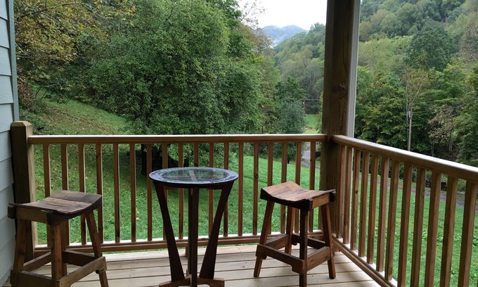 Hot Springs Cabin | Apple Cabin On The Creek-Mountain Getaway