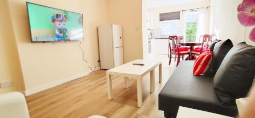 Hillingdon Apartment | Apple Garden A-2