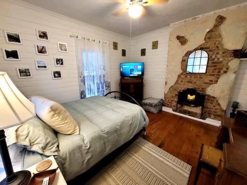 Bristol House | Apple Hill Bungalow, Family and PET Friendly!