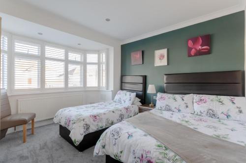 Queensbury House | Apple House Wembley - Family room with shared bathroom