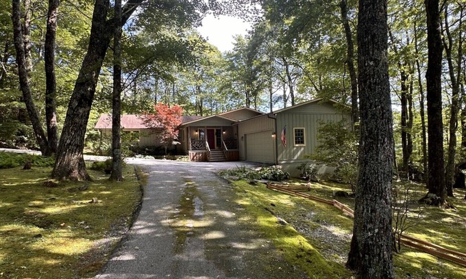 Highlands Cottage | Apple Lodge- Two Bedroom/three bath cottage