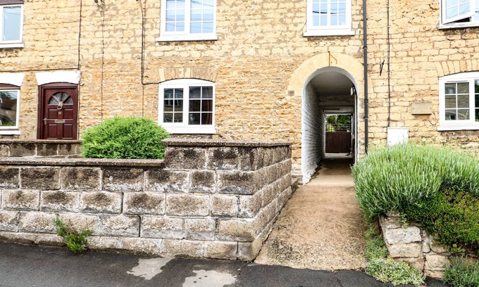 Branston Cottage | APPLE TREE COTTAGE, pet friendly, with open fire in Branston