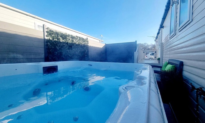 Morpeth House | Apple Tree Lodge, Hot Tub, 3 Bedroom, 2 Bars