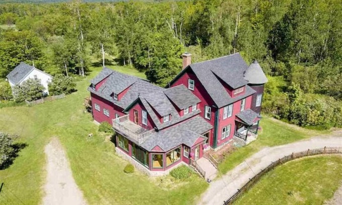 Jefferson House | Applebrook Historic New England Home with Mountain Views, 2 Acres, Must See!