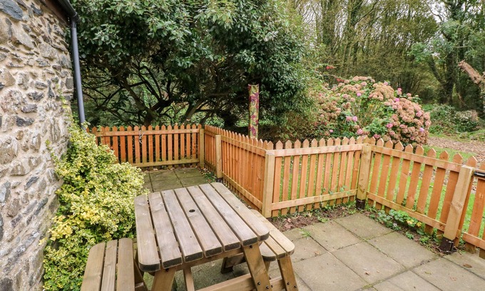 Trefin Cottage | APPLETREE COTTAGE, pet friendly, with open fire in Haverfordwest