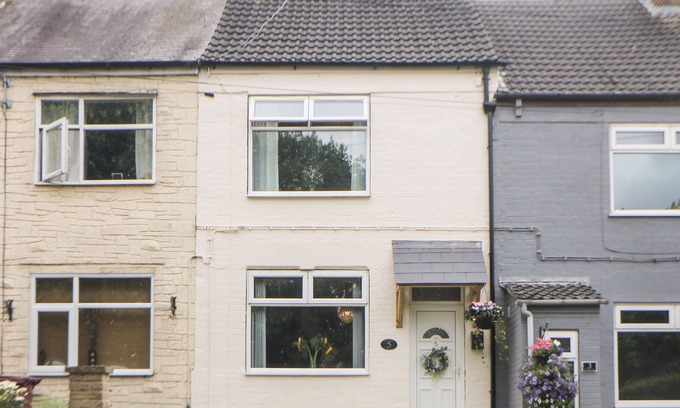 Ault Hucknall Cottage | APPLETREE COTTAGE, pet friendly, character holiday cottage in Clowne