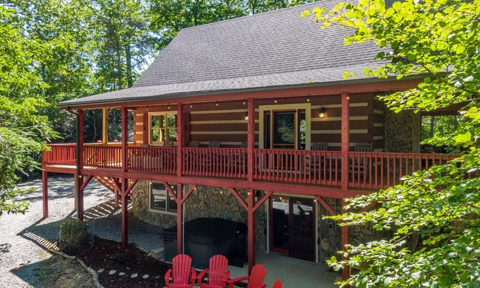 Seven Devils Cabin | Appy Pappy's - gorgeous cabin, hot tub, pool table, pets