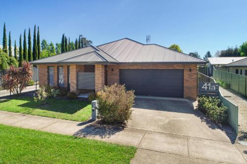 Mansfield House | Apres - Dog Friendly