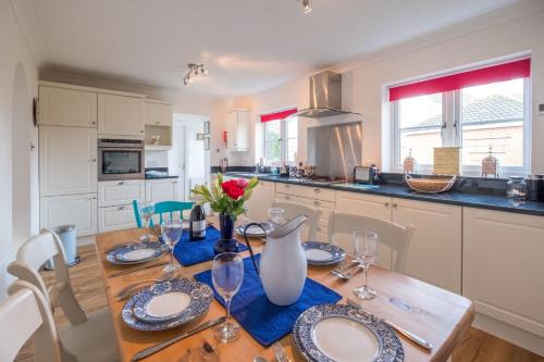 Aldeburgh House | April Cottage, Aldeburgh - Close to Aldeburgh beach and High Street - Managed by Aldeburgh Coastal Cottages