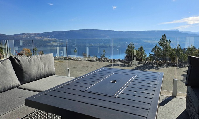Central Okanagan Cottage | APRIL/MAY SPECIAL PRICING - LUXURY COTTAGE/LAKE VIEW/BACKYARD PRIVATE HOTTUB