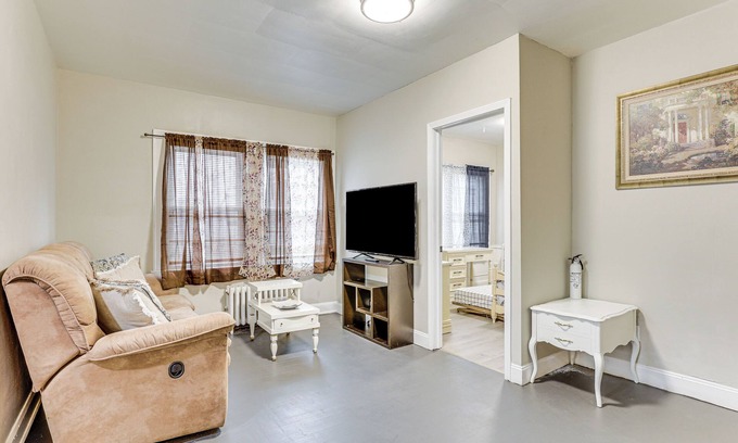 Youngstown Apartment | Apt 4 Mi to Youngstown State University!